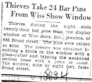 1933-11-08 Thieves take from show window