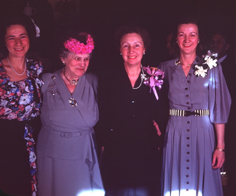 1946 03 Lottie and three women
