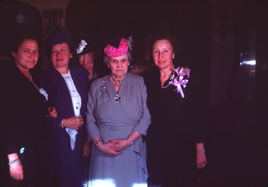 1946 05 Lottie and women