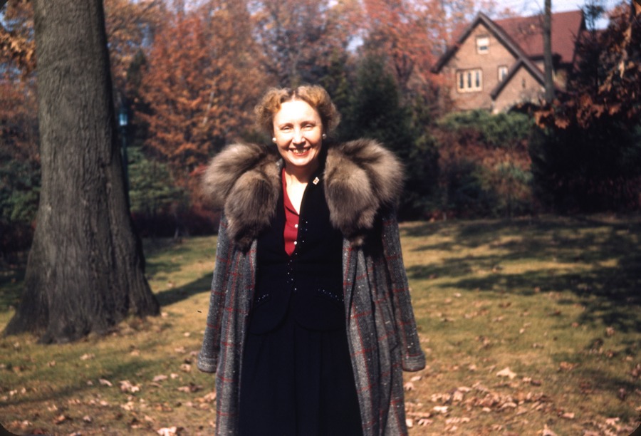 Oct 1943 Mildred fur collar coat